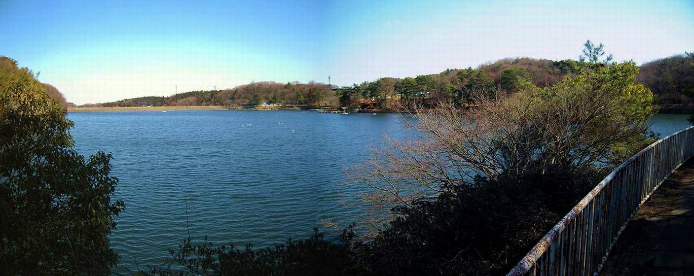 宮沢湖のパノラマ全景